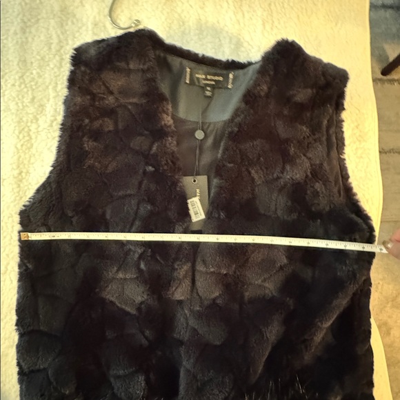 Max Studio faux fur vest, Black, size Medium - Picture 6 of 9